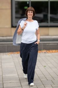 Monika Biewer geht näher auf mich zu; Blazer locker über der Schulter